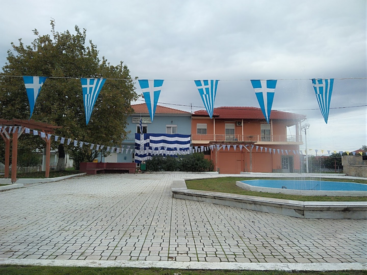 Φωτογραφία: Κεντρική πλατεία Σταυρού